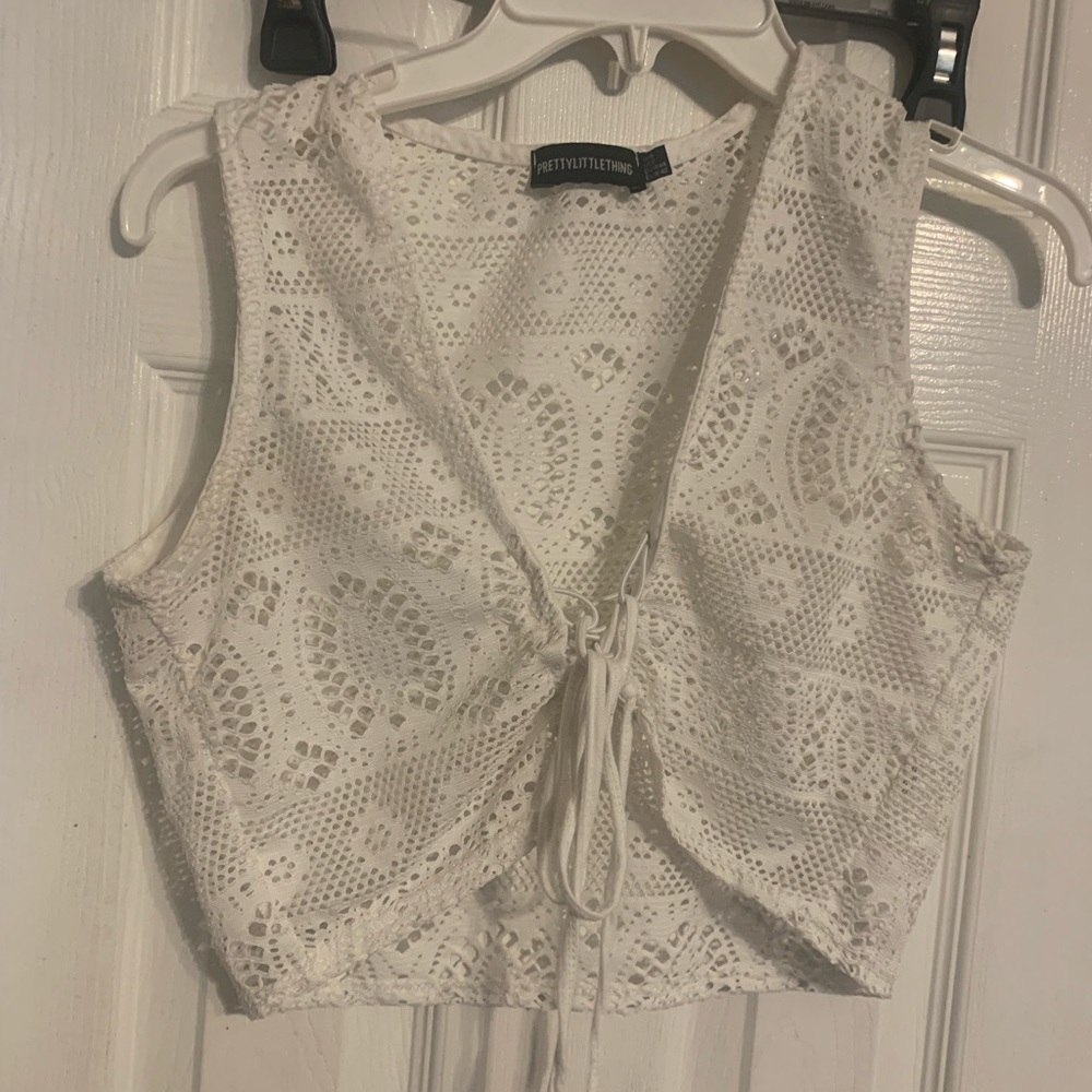 White PRETTYLITTLETHING Crop Top